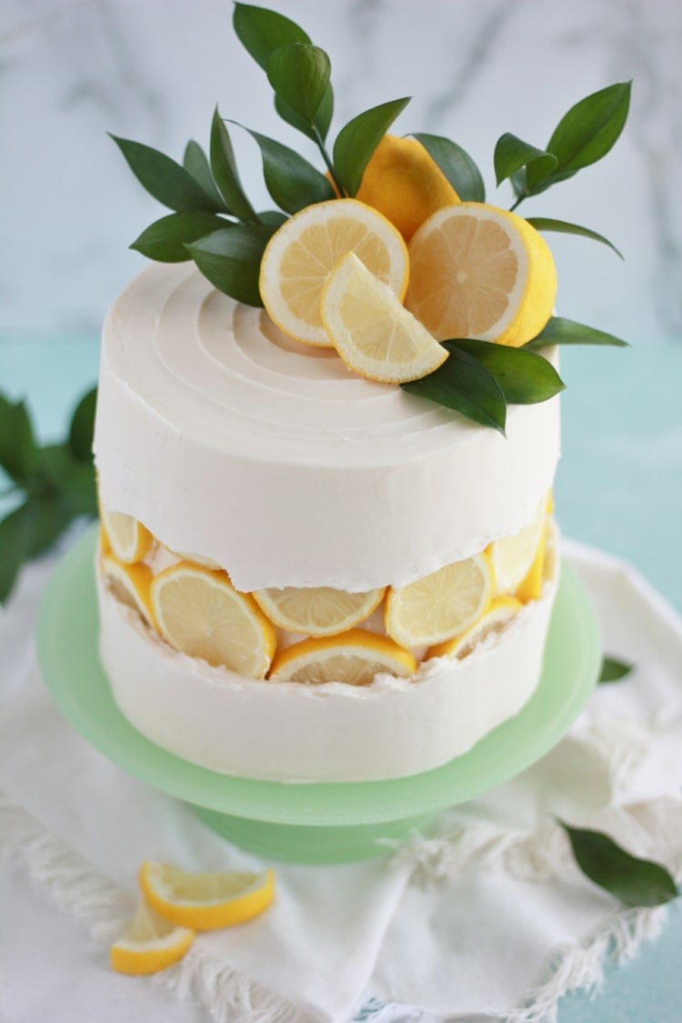 Exotische Torte mit Zitronen und weißer Buttercreme