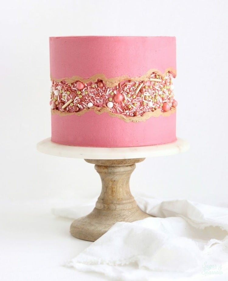 Fault Line Cake in Rosa und mit bunten Streuseln - Einfache DIY Tortendeko