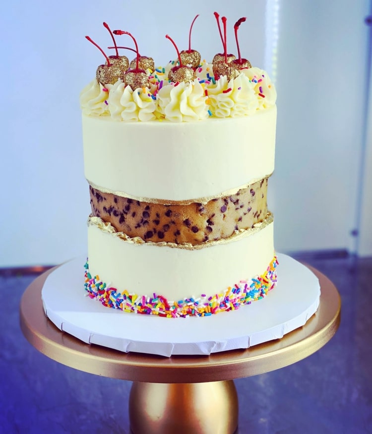 Fault Line Cake mit Cookie-Teig, goldenen Kirschen und bunten Zuckerstreuseln