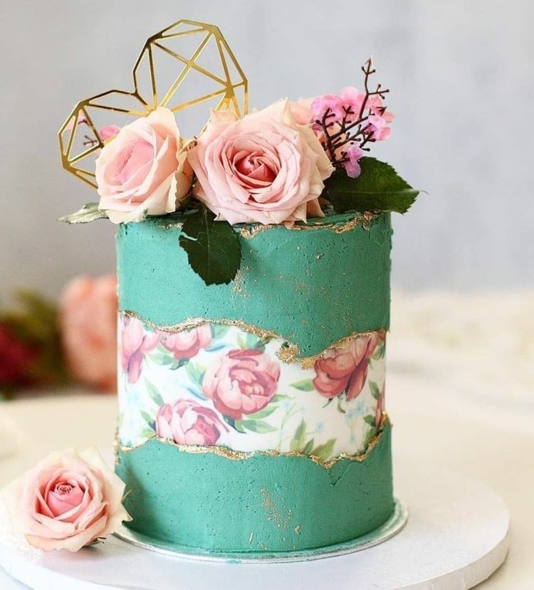 Fault Line Cake mit Vintage-Flair mit rosen und geometrischer Deko in Herzform