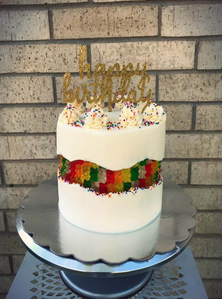 Fault Line Cake mit bunten Gummibären zum Geburtstag