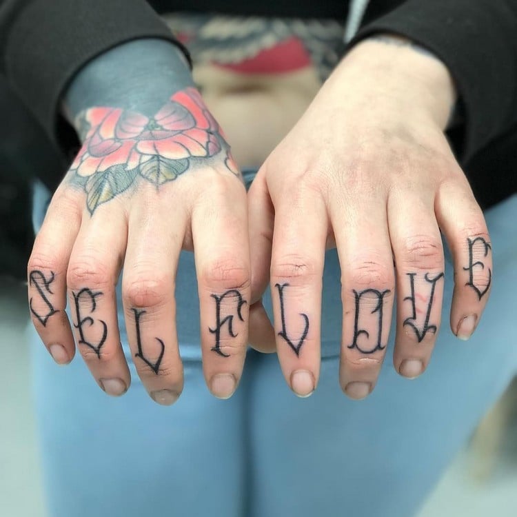 Finger-Tattoo Ideen Selbstliebe Tattoos mit Bedeutung