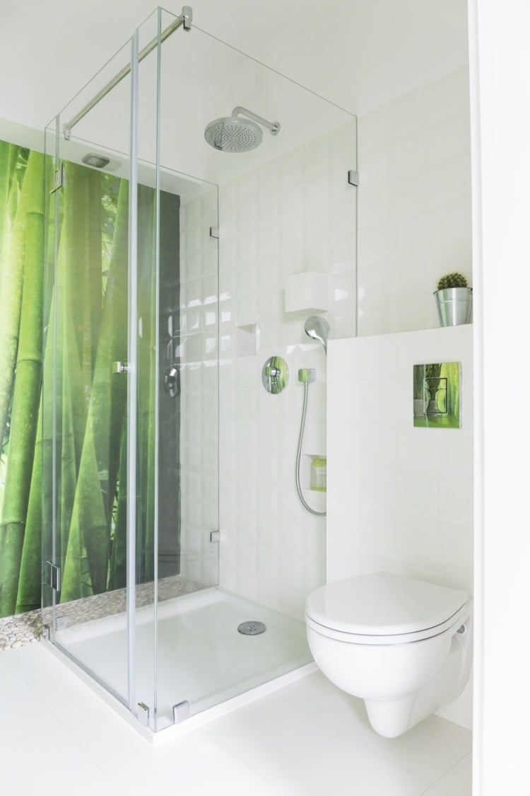 Fototapete Bambus Glasdusche weiße Fliesen und Wand-WC mit Unterputzspülkasten lassen das Bad groß wirken