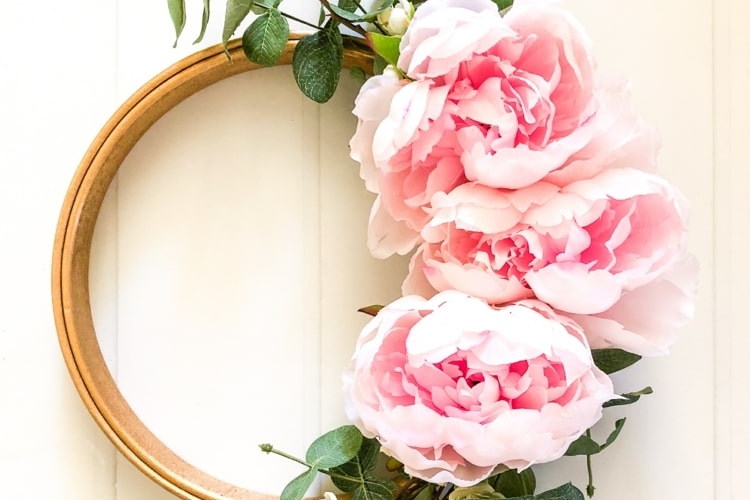 Frühlingsdeko mit Naturmaterialien - Rosa Pfingstrosen und Kirschzweige mit Blüten