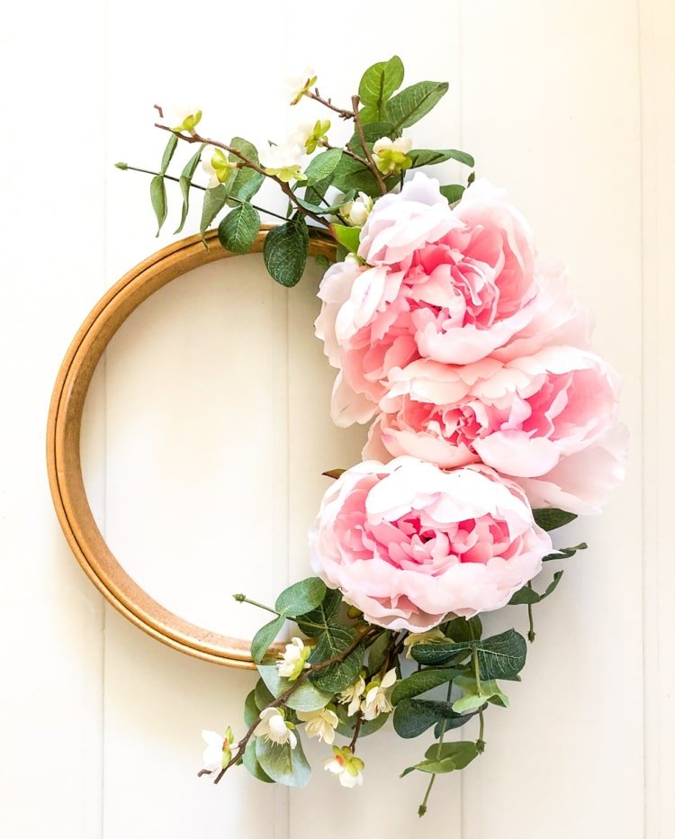 Frühlingsdeko mit Naturmaterialien - Rosa Pfingstrosen und Kirschzweige mit Blüten