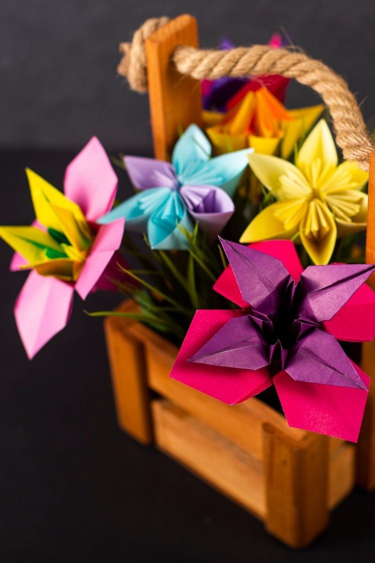 Frühlingsdeko selber basteln Origami Blumen falten