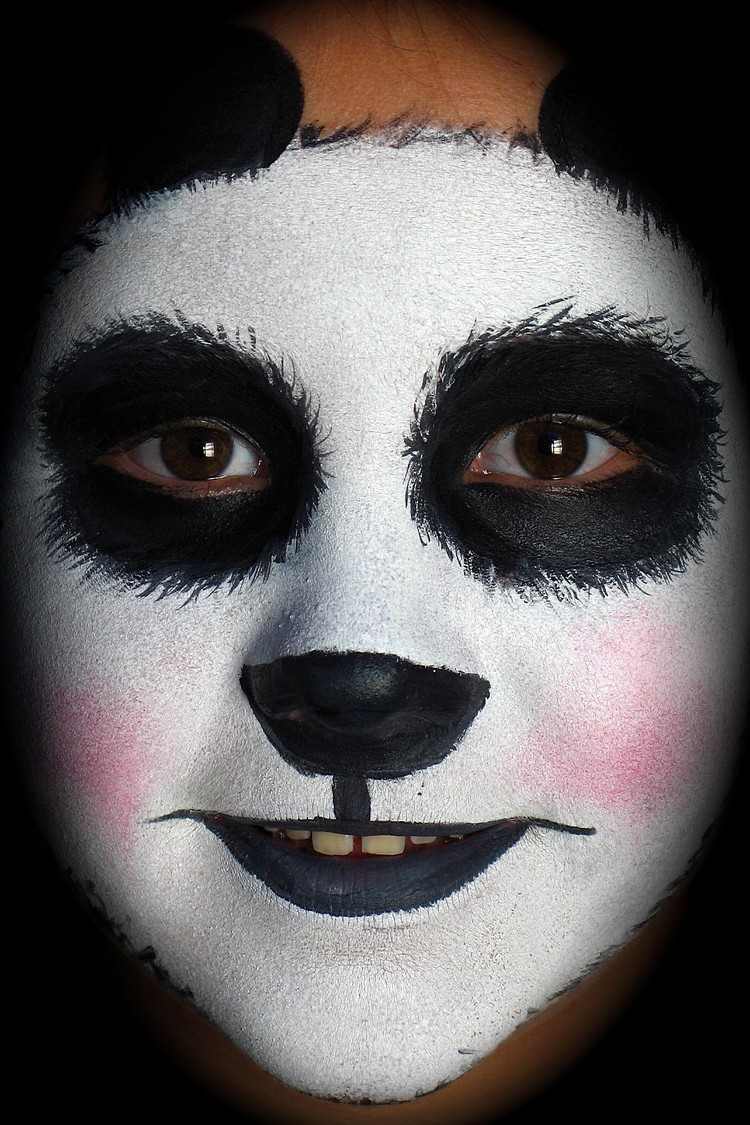 Gesicht als Pandabär schminken mit Karnevalschminke