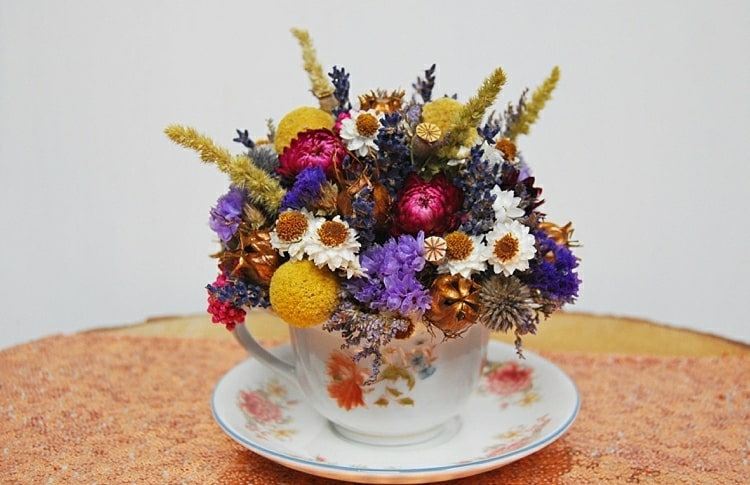 Gesteck selber machen mit bunten Trockenblumen in einer Vintage Tasse