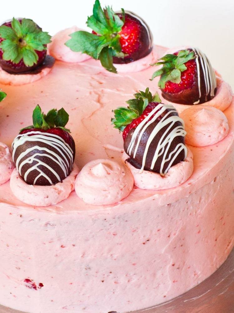 Hübsche Torte mit rosa Creme und Erdbeer Deko in Schokolade
