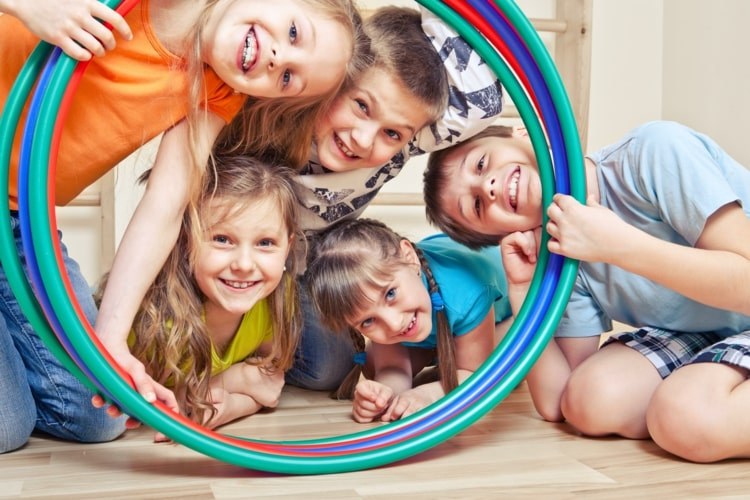 Hula Hoop Spiele für Kinder, die den Teamgeist fördern