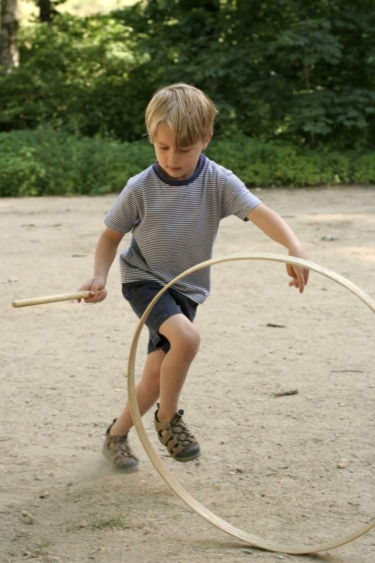 Hula Hoop für Kinder rollen mit oder ohne Stock und im Parkour