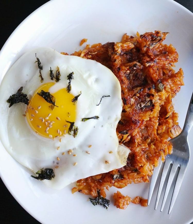 Kimchi mit Reis und Spiegelei zum Mittag essen