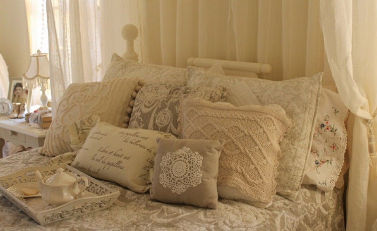 Kissen und Textilien mit Spitze als Deko fürs Bett