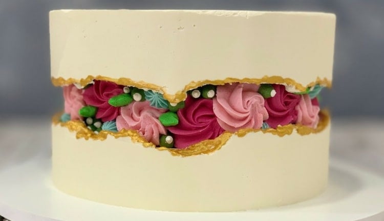 Kleiner Fault Line Cake mit selbstgemachten Blüten mit Spritzbeutel und Tülle