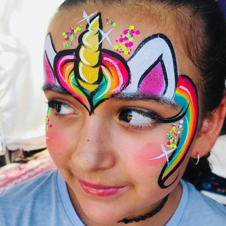 Kunterbuntes Make-up für Kinder selber machen zum Karneval