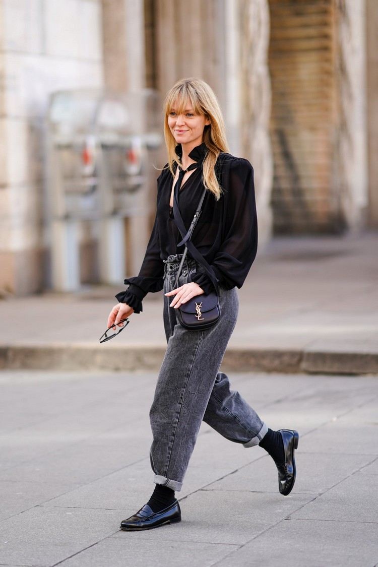 Loose fit Jeans komplett schwarzes Outfit mit Loafer kombinieren
