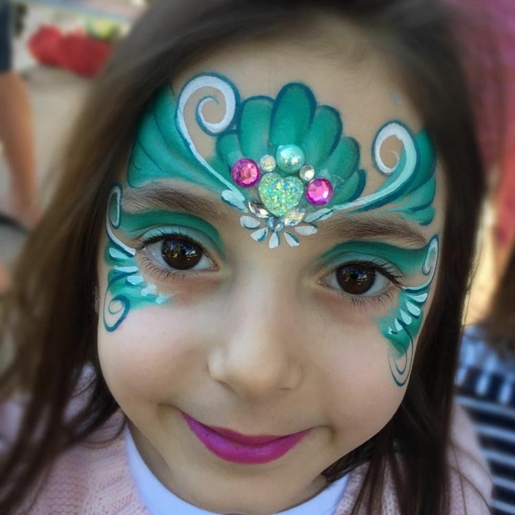 Maritimes Nixen Make-up für den Karneval in grüner Farbe
