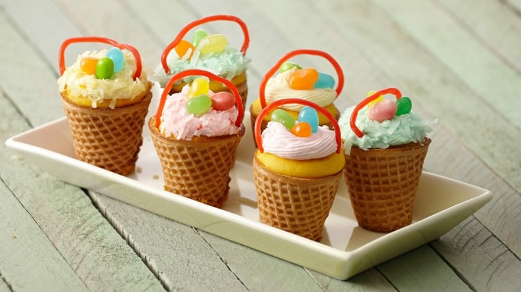 Mini-Kuchen in Waffelbechern zu Ostern mit Nest und Geleeeiern - Essbare Osterkörbchen