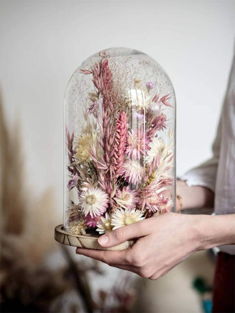 Mit Glasglocken und gestrockneten Blumen dekorieren