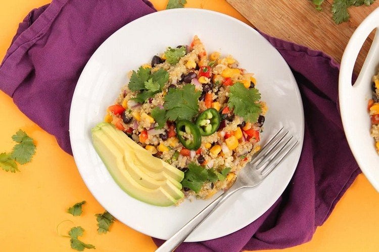Mittagessen vegan schnell zubereiten Salat mit Quinoa