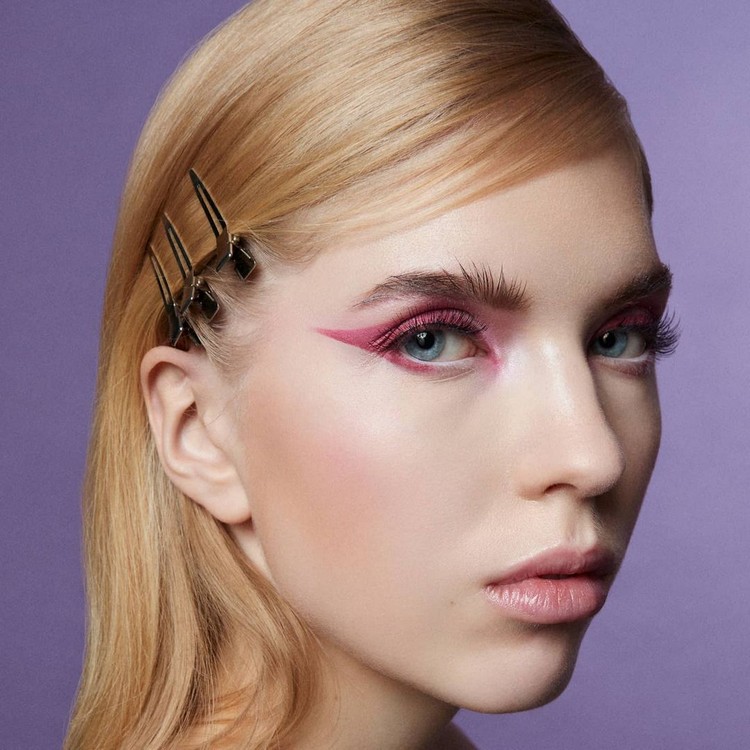 Pink Eyeliner Trend 2021 rosa Augen Make-up Schminktipps