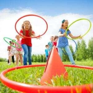 Ringwerfen mit Hoola Hoop für Kinder - Einfache Idee für spontane Spiele