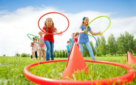 Ringwerfen mit Hoola Hoop für Kinder - Einfache Idee für spontane Spiele