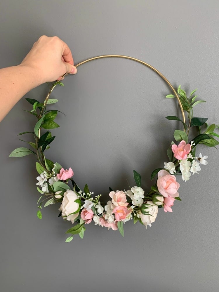 Romantische Frühlingsdekoration mit Messing-Ring und weißen und rosa Blüten