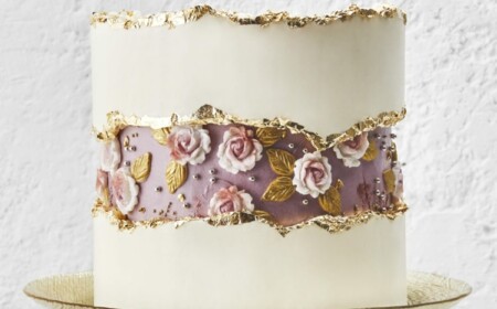 Romantischer Fault Line Cake mit essbaren Rosen und Verzierung in Gold
