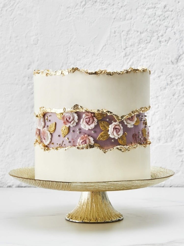 Romantischer Fault Line Cake mit essbaren Rosen und Verzierung in Gold