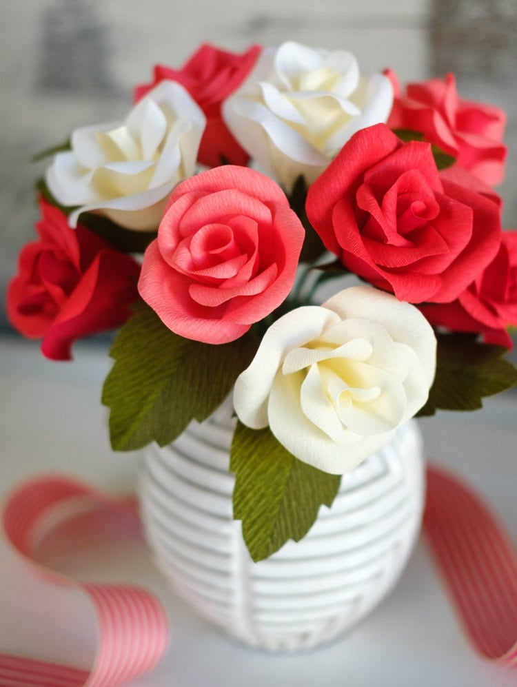 Rose basteln aus Kreppapier für hübsche künstliche Blumensträuße