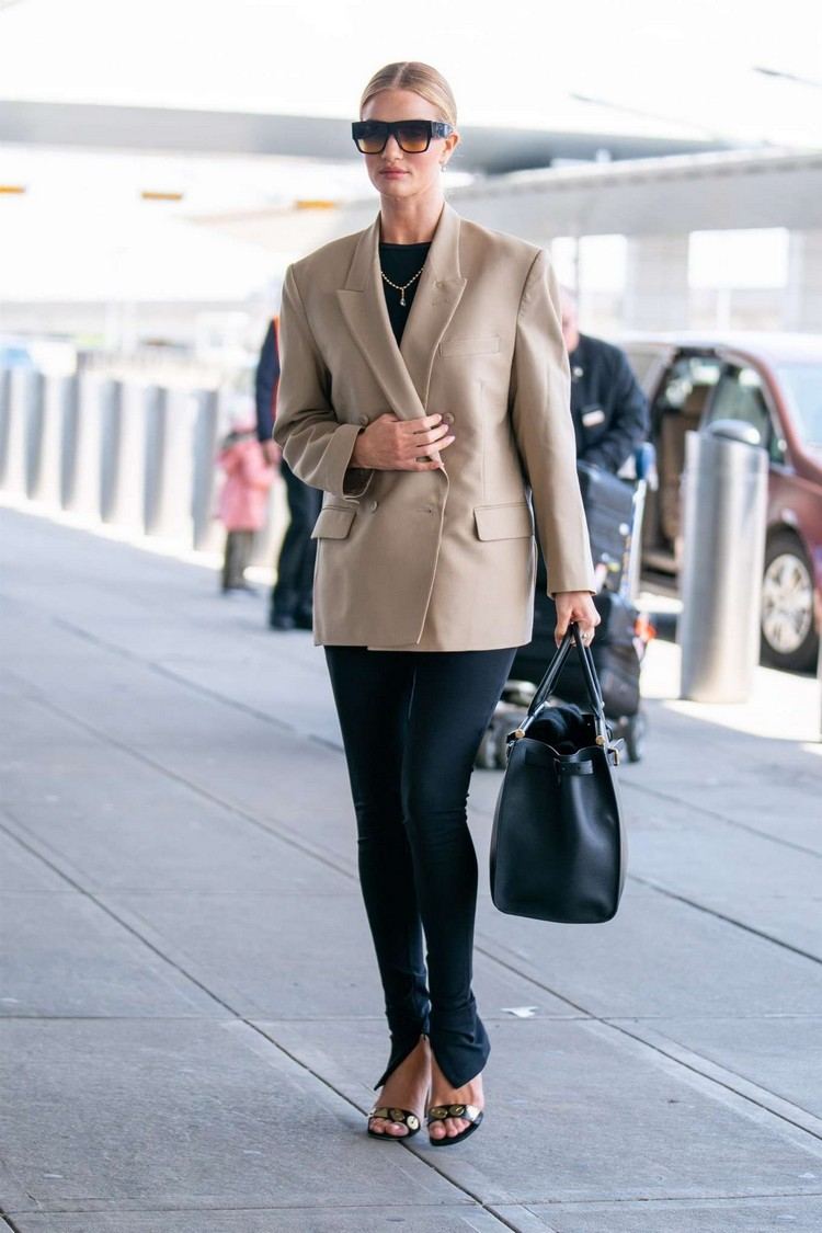 Rosie Huntington-Whiteley Outfit beige Blazer schwarze Hose mit kleinem Schlitz und Sandaletten