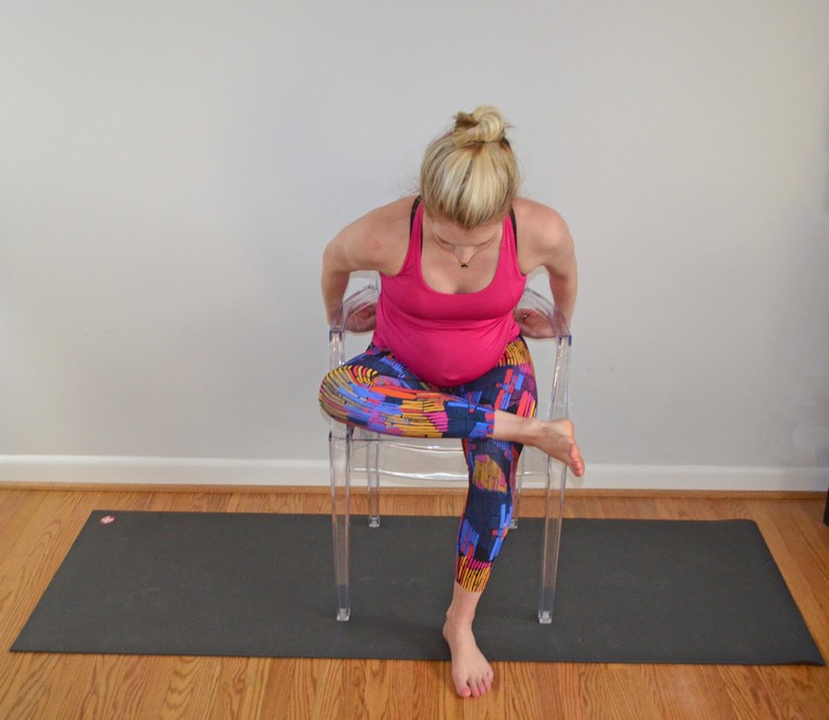 Rückenschmerzen lindern Dehnübung Piriformis am Stuhl