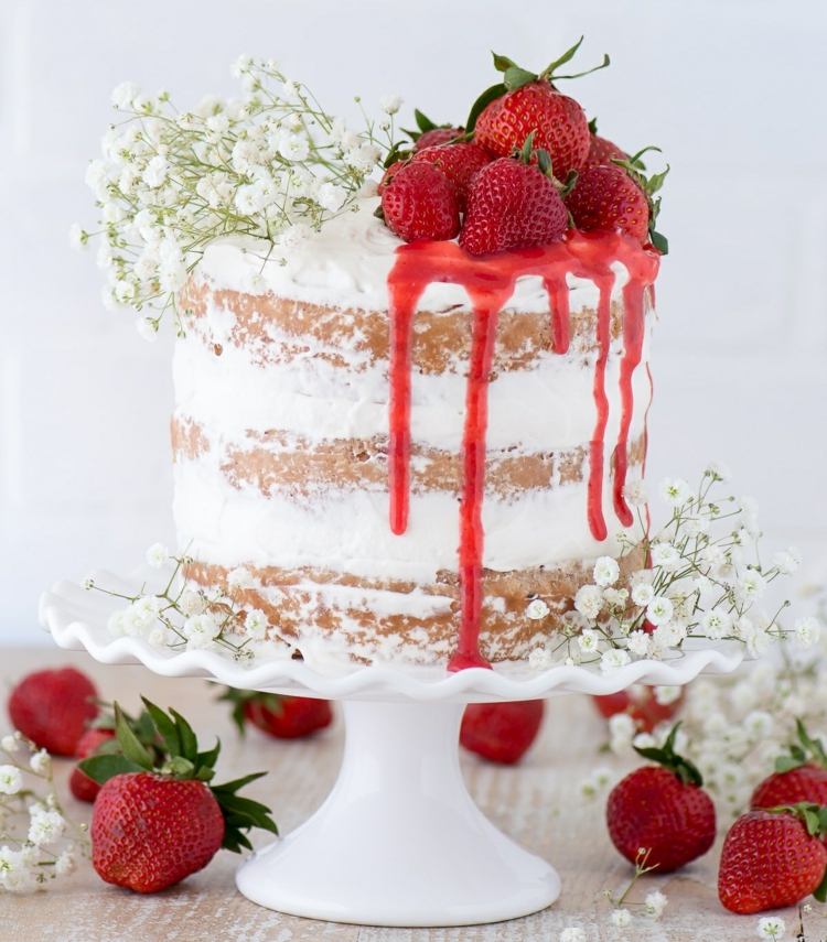 Schleierkraut und Erdbeeren mit Erdbeersoße im Dripped Design für eine Hochzeitstorte