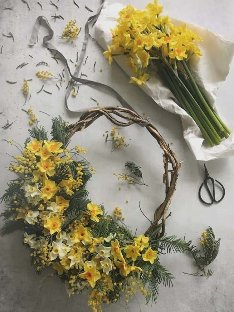Schöne Frühlingsdeko in Gelb mit Osterglöckchen und Mimose