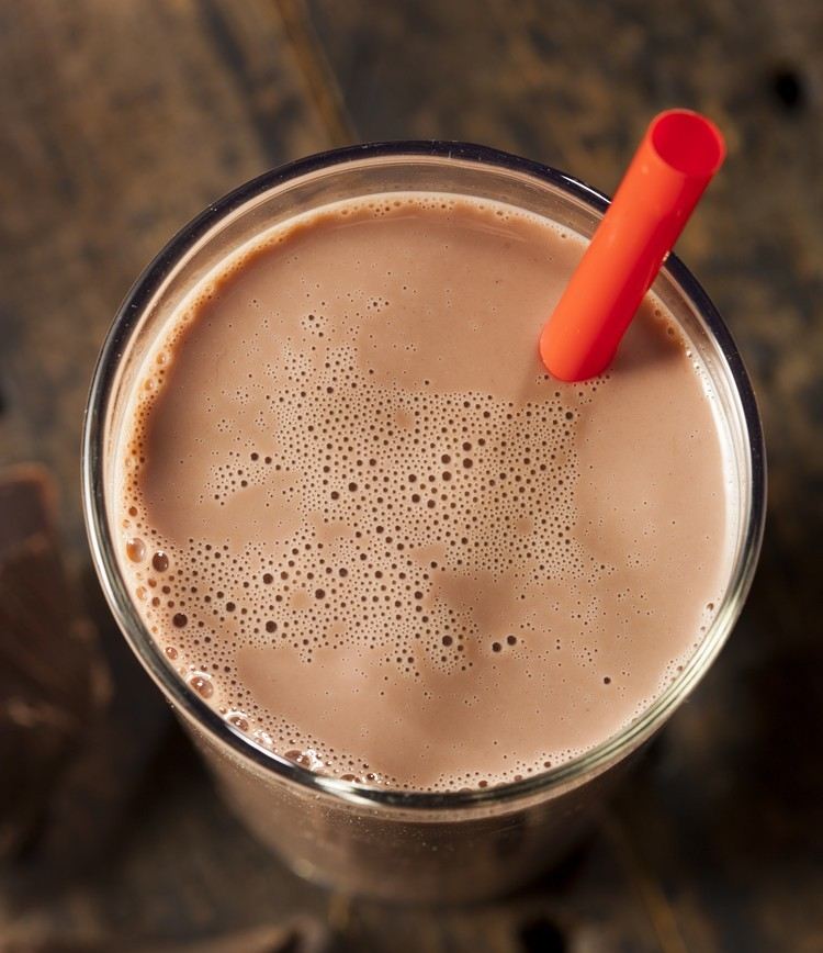 Schokoladenmilch ist ein proteinreicher Snack nach dem Training