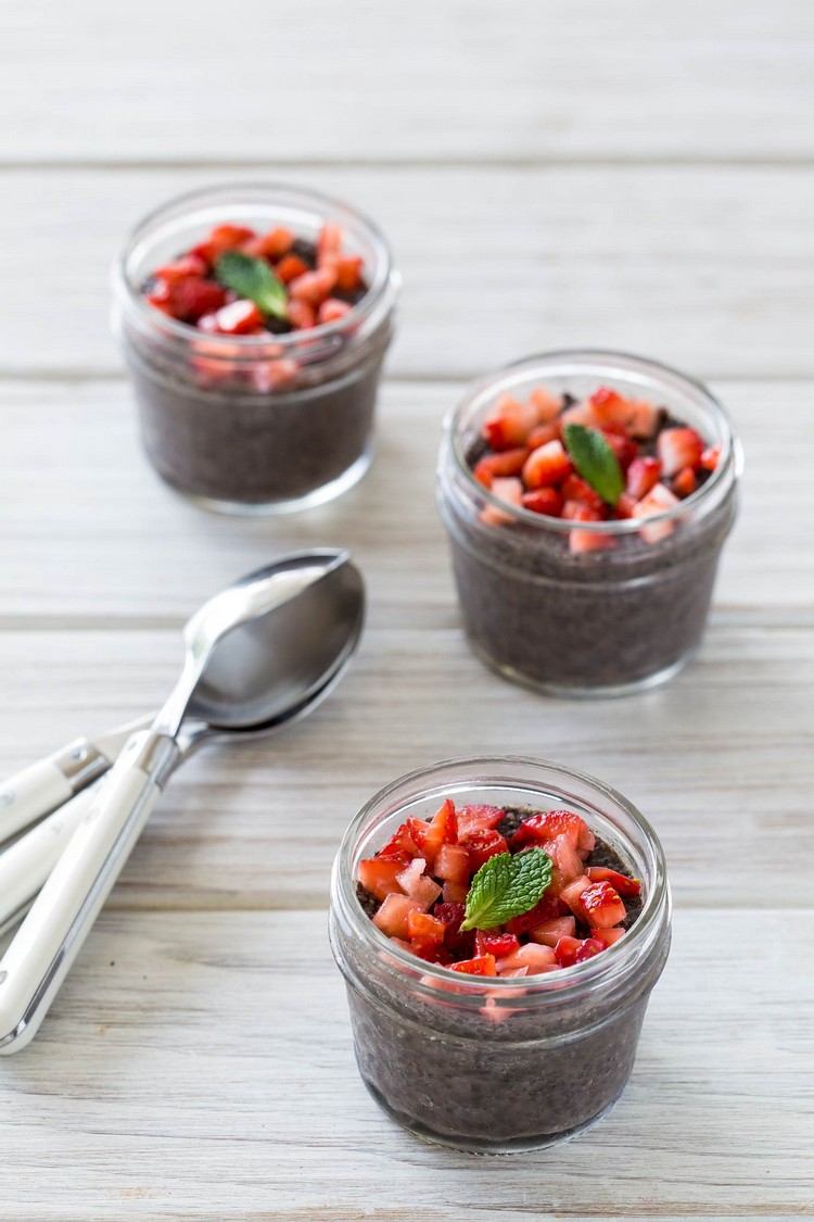 Schwarzer Knoblauch Rezept für Dessert mit Erdbeeren