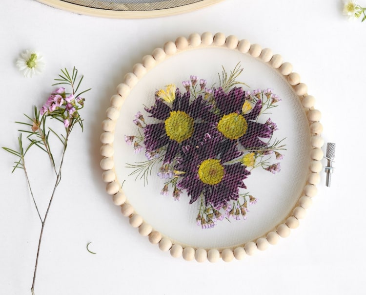 Stickrahmen Deko mit getrockneten Blumen und Holzperlen