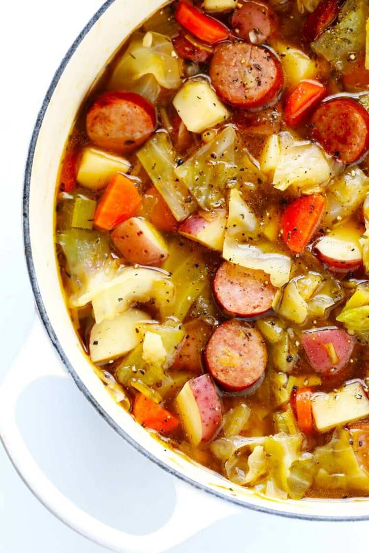 Suppe mit Würstchen oder Hakfleisch für ein nicht-vegetarisches Gericht