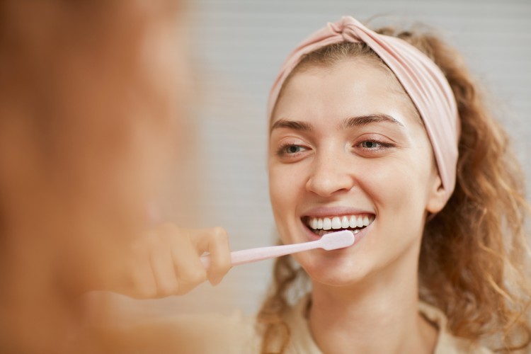 Tipps zum wach werden Morgenroutine Zähne putzen Frische
