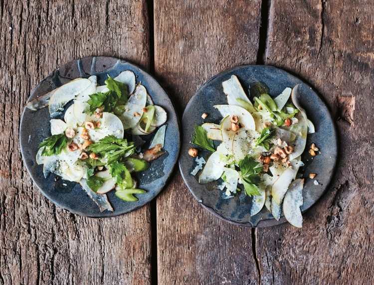 Topinambur Knolle im Salat mit Dressing, Birne, Haselnüssen und Manchego