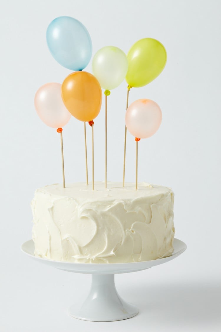 Torte Kindergeburtstag dekorieren DIY Luftballon Topper