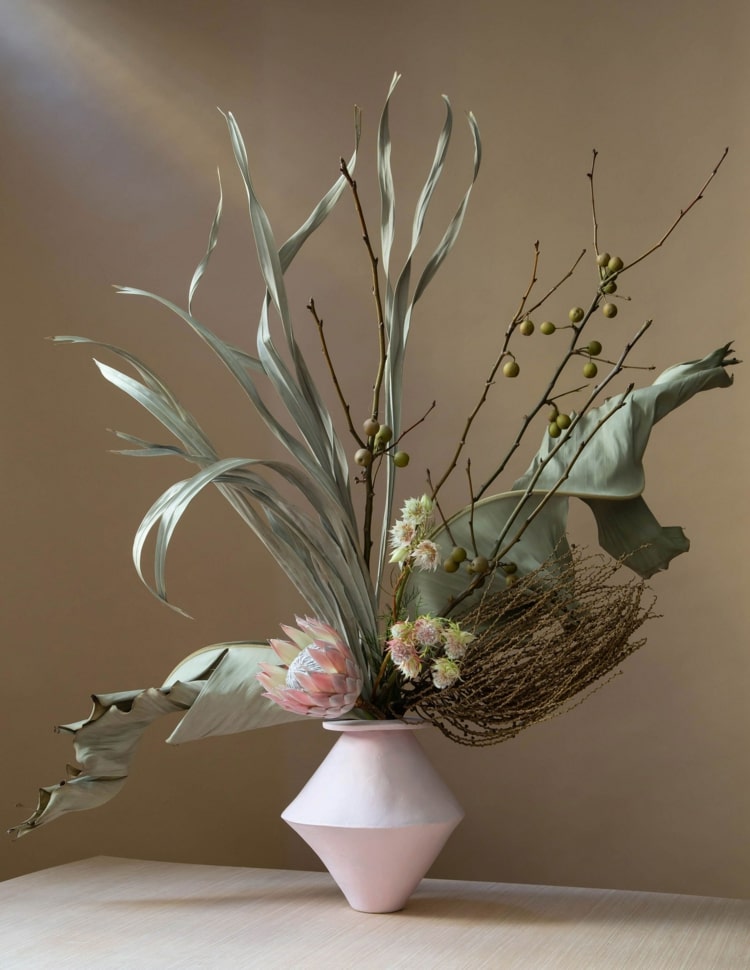 Trockengestecke modern und schlicht gestalten in einer Vase mit Steckschaum