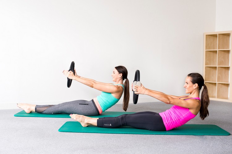 Übungen mit Pilates Ring für den Bauch 20 Minuten Home Workout