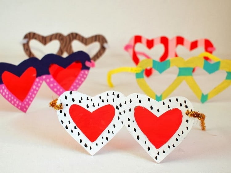 Valentinstag Geschenke für Kinder basteln Brille mit Herz-Rahmen