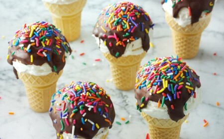 Waffelkuchen mit Schokolade dekorieren und Eiscreme imitieren