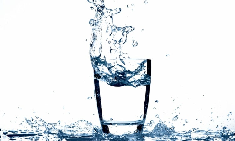 Wasser trinken bei Hungergefühl und den Körper mit Feuchtigkeit versorgen