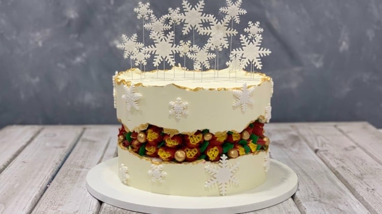 Weihnachtlicher Fault Line Cake mit Christbaumkugeln und Schneeflocken