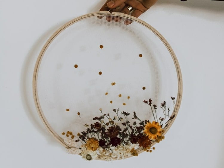 Wiesenblumen und Wildblumen zum Gestalten von Ringen als Wanddeko verwenden