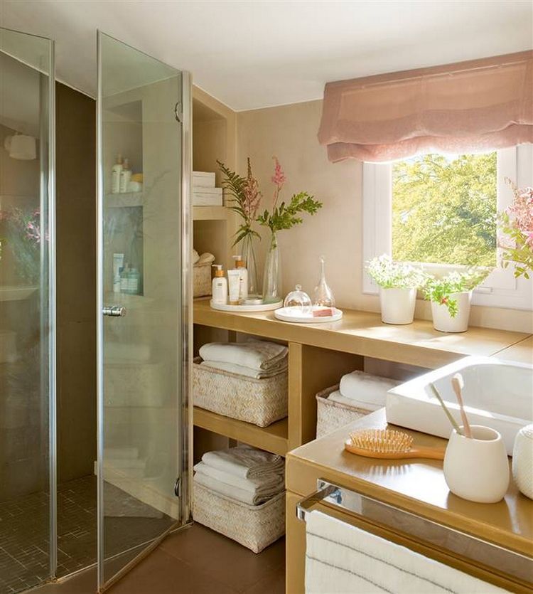 badezimmer im landhausstil mit faltrollo aus leinen in rosa